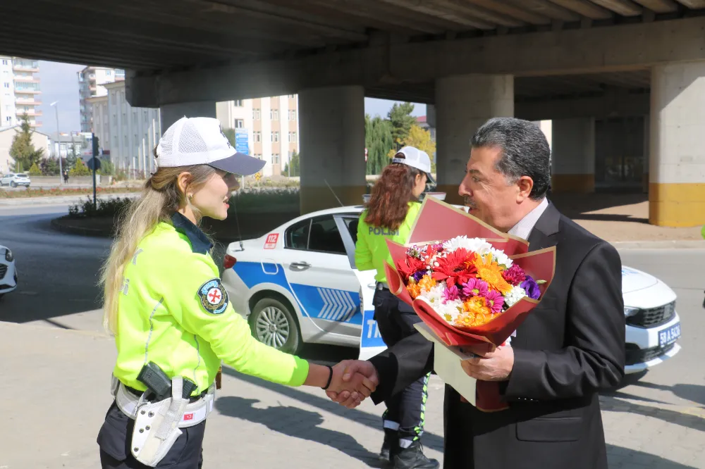 Halk otobüsü şoförlerinden kadın polislere sürpriz
