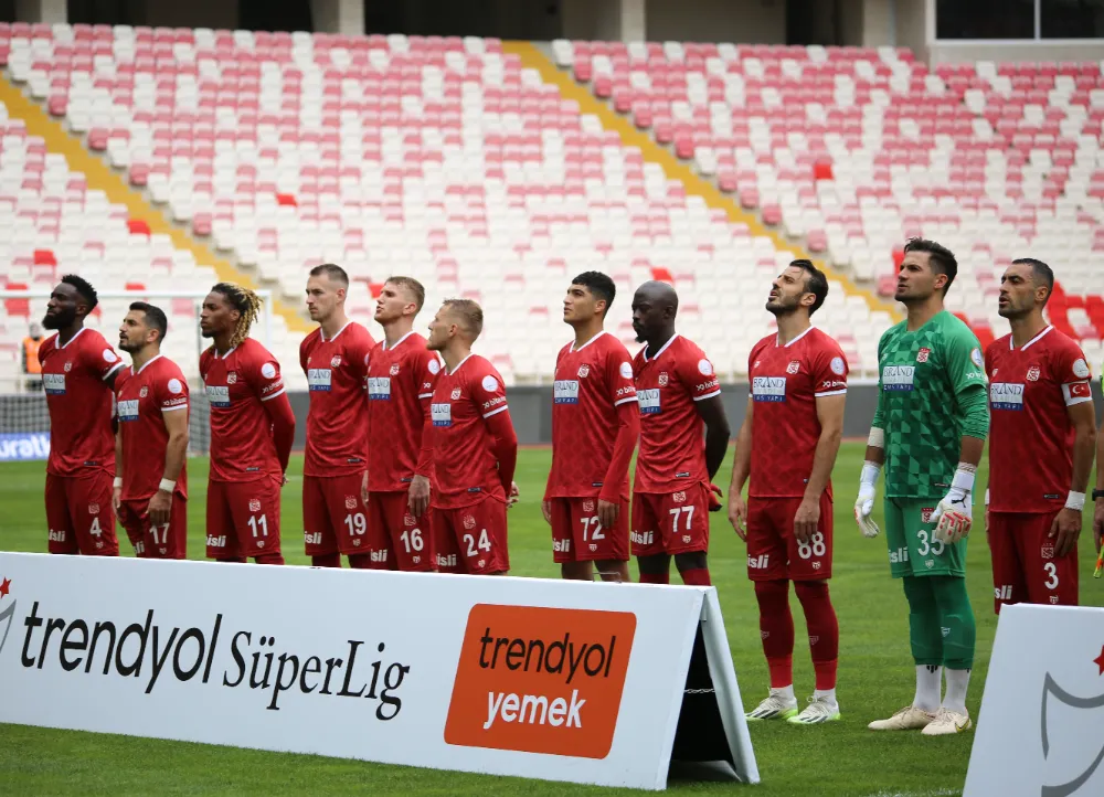 Sivasspor Süper Lig’de 3. mağlubiyetini aldı, tribünlerden istifa sesleri yükseldi