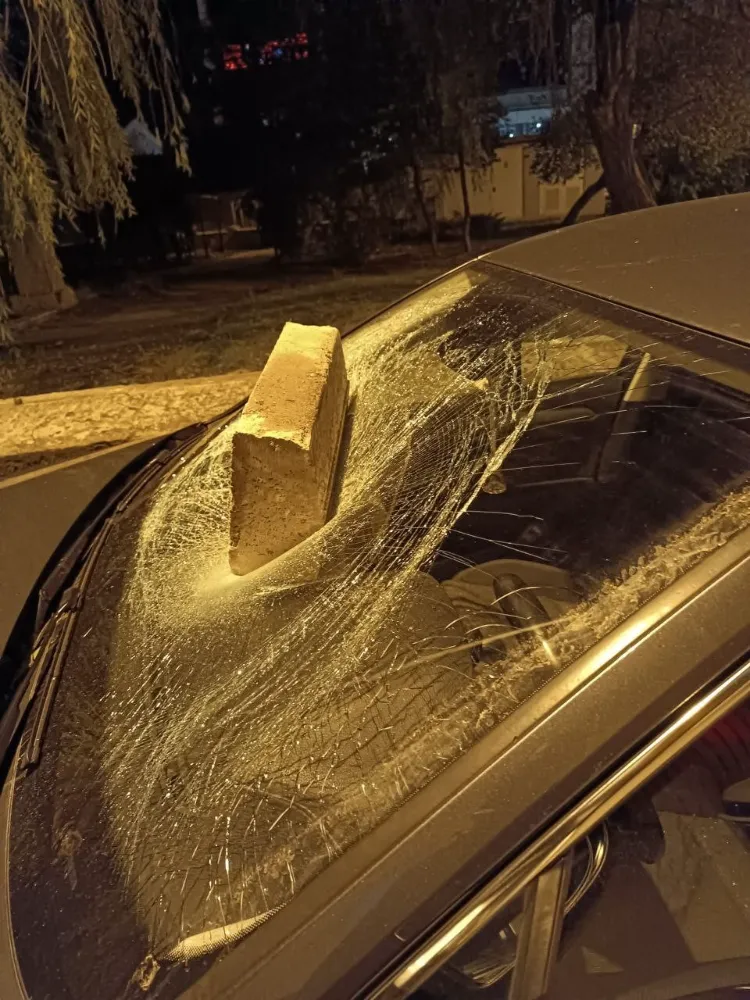 kaldırım taşını otomobilin camına sapladı