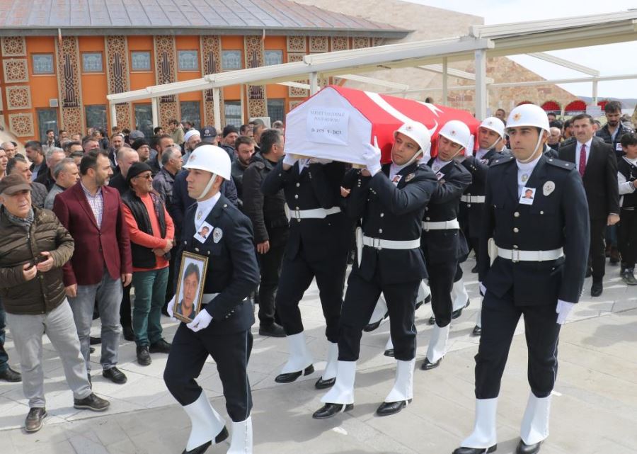Vefat eden polis memuru Sivas’ta son yolculuğuna uğurlandı