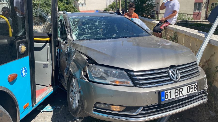 Halk otobüsü ile otomobil çarpıştı, 8 kişi yaralandı