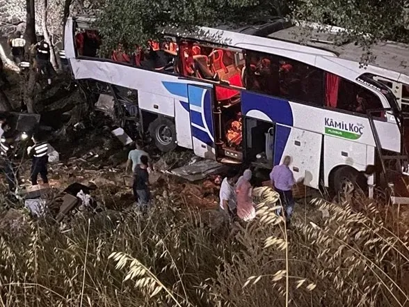 Yolcu otobüsü şarampole yuvarlandı: 12 ölü 20 yaralı
