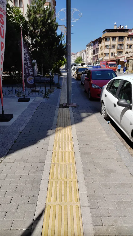 Engelli yolundaki eski aydınlatma direkleri bir türlü kaldırılmıyor!