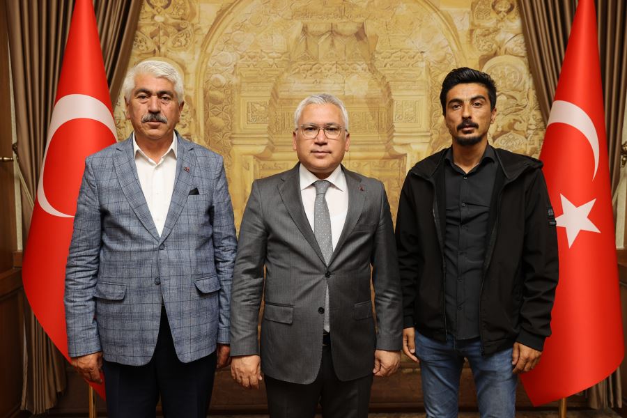 Bulduğu yüklü miktardaki parayı sahibine teslim etti