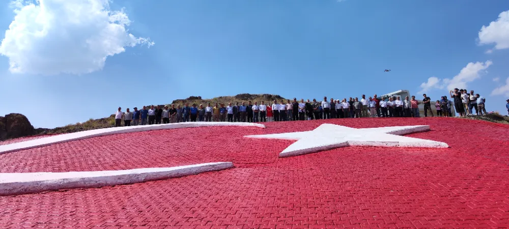 1800 rakımlı tepeye 700 metrekarelik Türk bayrağı yapıldı