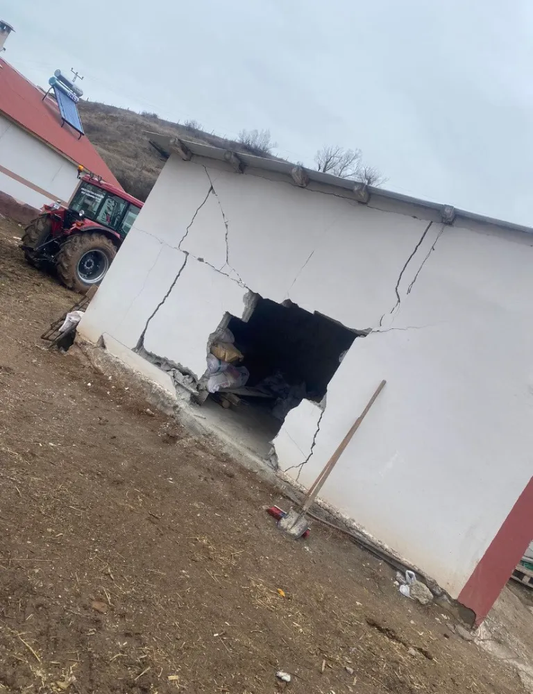 Direksiyonu kitlendi duvara girdi