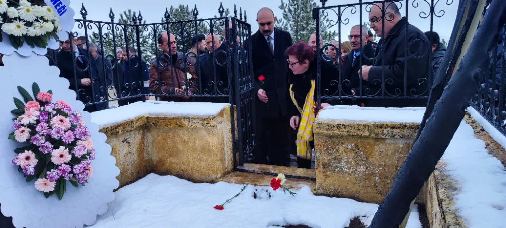 Dünyaca ünlü halk ozanı Aşık Veysel mezarı başında anıldı