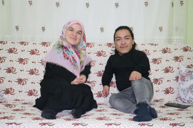 Bir metrelik çift boylarını aşmayacak bir ev istiyor