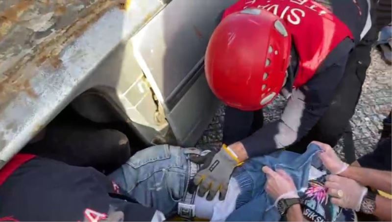 15 yaşındaki sürücü istinat duvarından uçtu, 2 kişi yaralandı