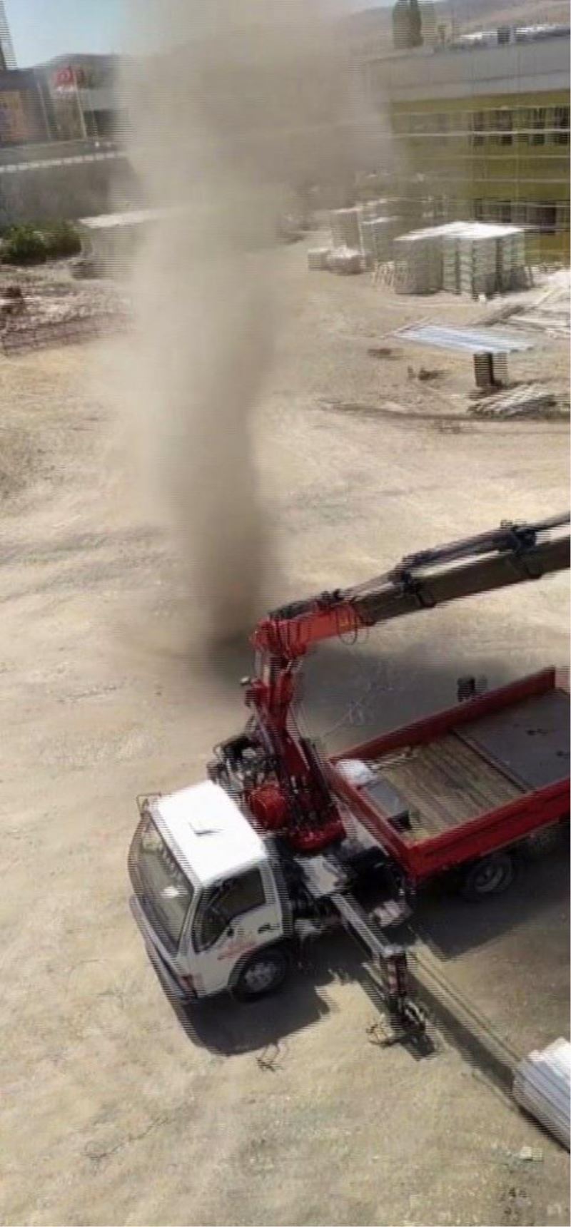 Hortum, işçileri vinçte çalışırken yakaladı