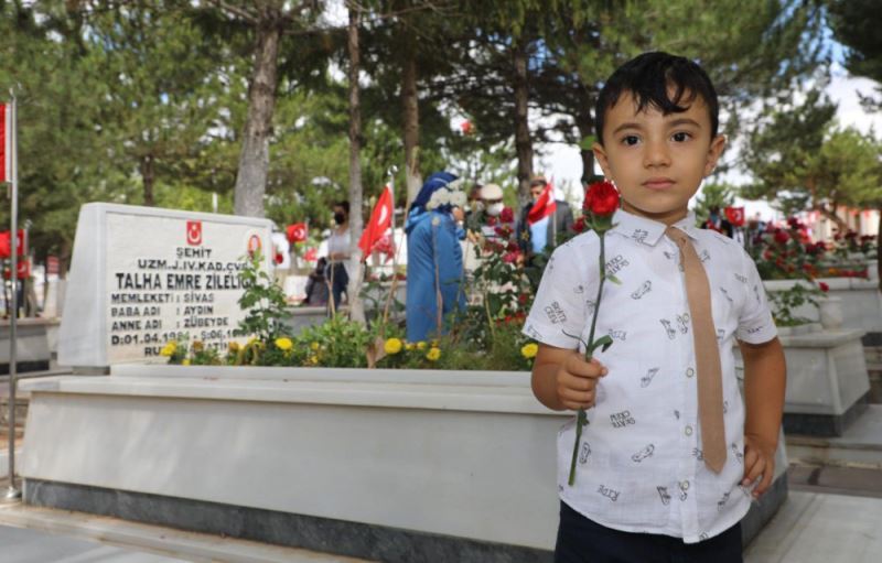 Demokrasi Bayramında şehitler anıldı