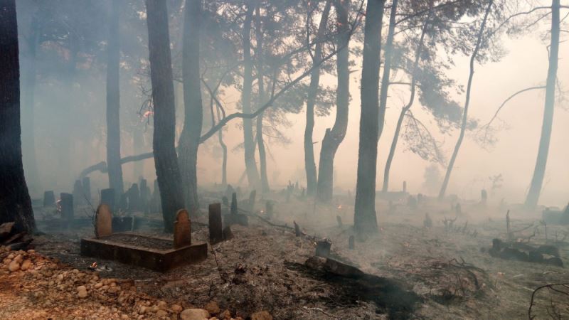 Alevler yerleşim yerlerine ulaştı, devlet hastanesi boşaltıldı