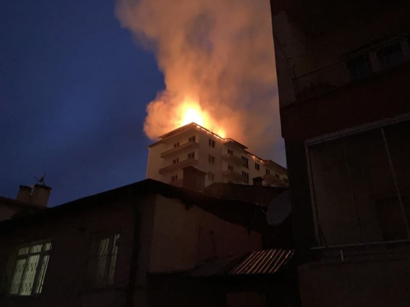 Apartmanın çatısı yandı, alevler geceyi sardı