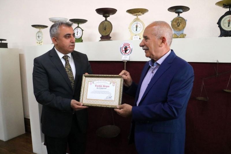 Asırlık terazileriyle hayalini gerçekleştirdi