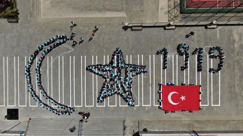 Şanlı bayrağımızı bedenleriyle oluşturdular