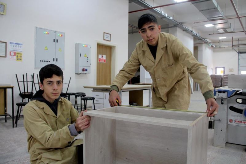 Bu okul fabrika gibi çalışıyor, geliri milyon liraya ulaştı
