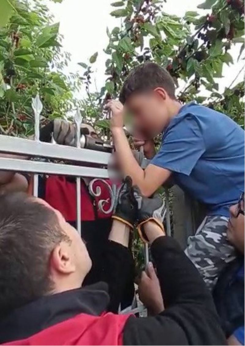 Çocuğun eline korkuluk demiri saplandı