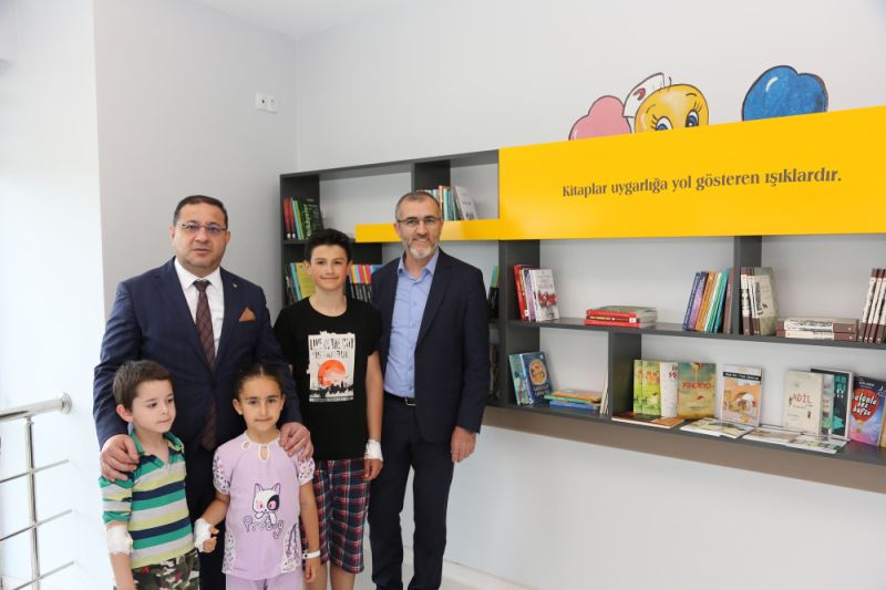 Çocukların sıkılmaması için hastanede kitaplık oluşturuldu
