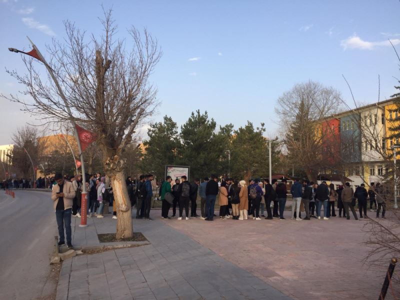 Cumhuriyet Üniversitesi öğrencilerinden yemekhane tepkisi !