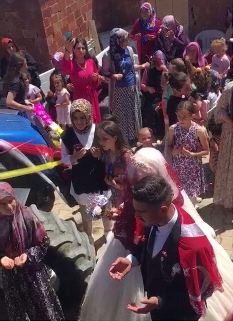 Damat çiftçi olunca gelin arabası traktör oldu
