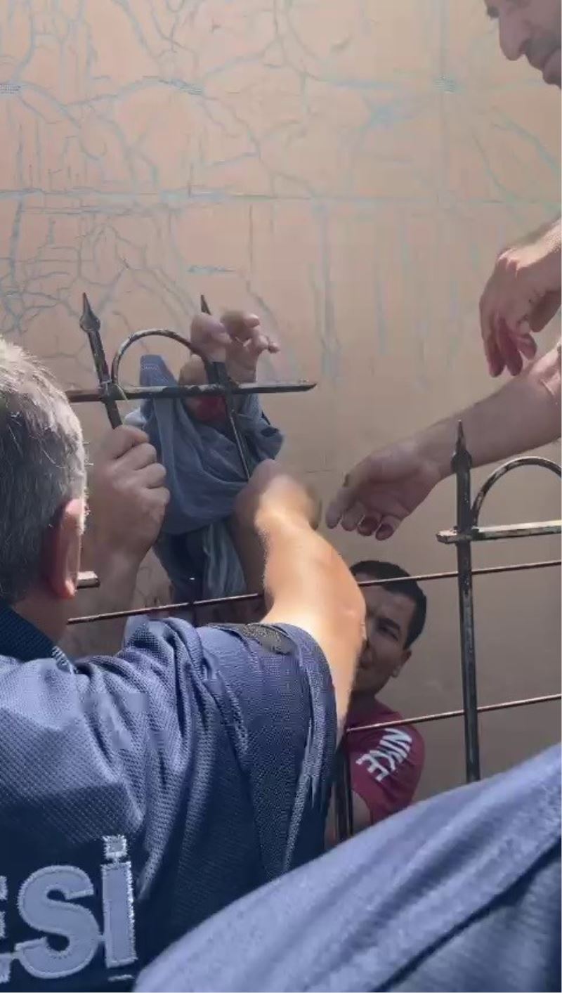 Eli korkuluk demirine saplanan işçiyi itfaiye kurtardı