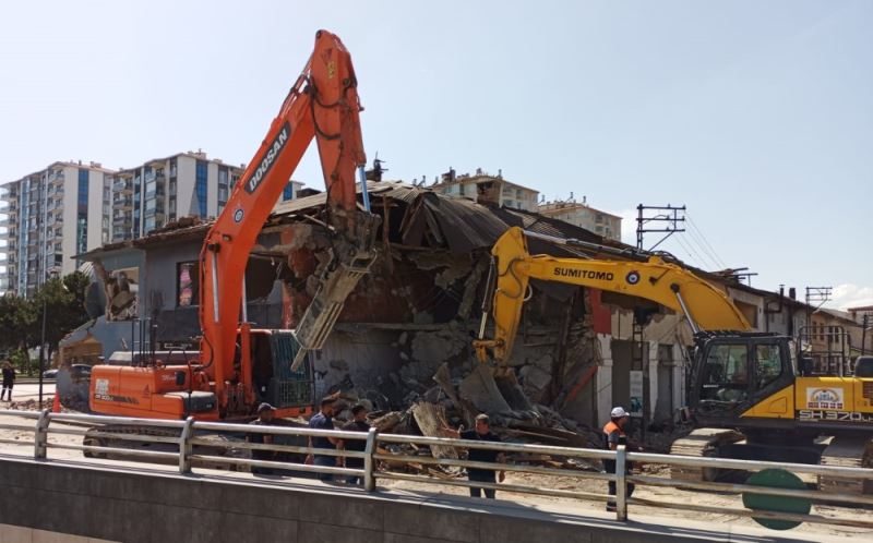 Eski Sanayi’de dükkanların yıkımına başlandı