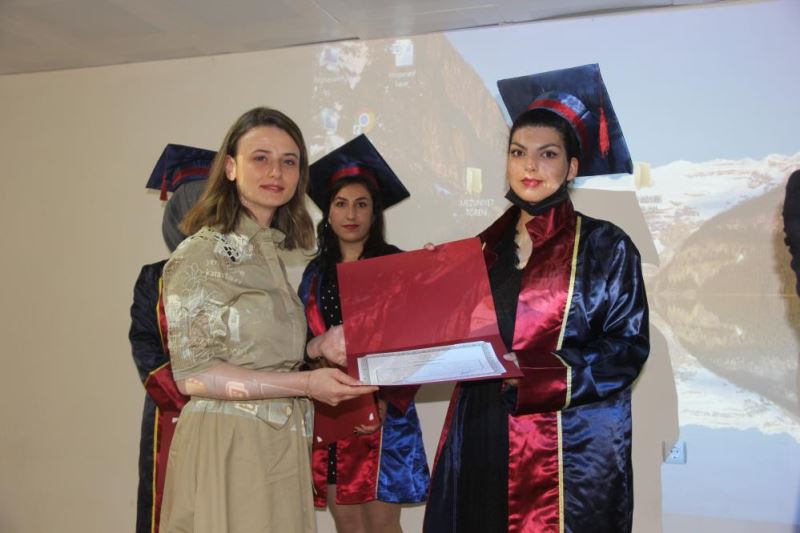 Sıradaki mezunlar ev hanımları oldu