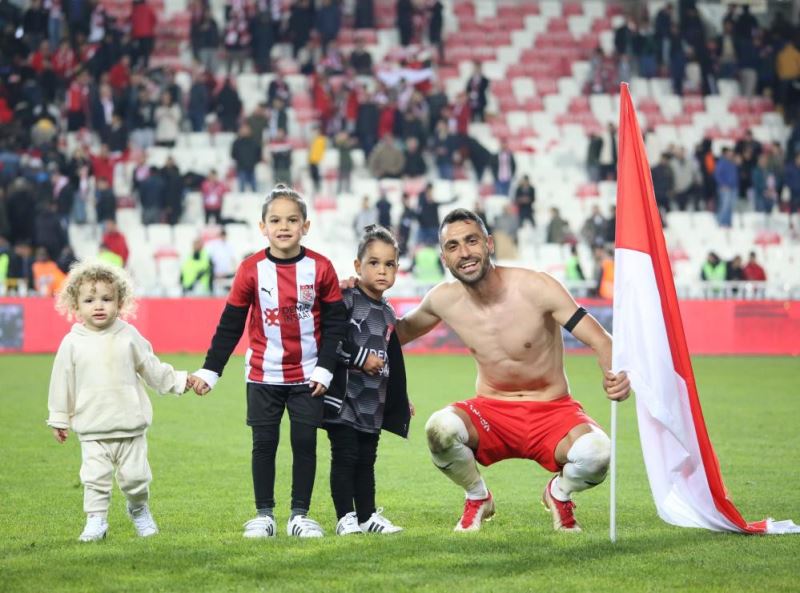 Futbolcular final sevincini tribünlere giderek yaşadı