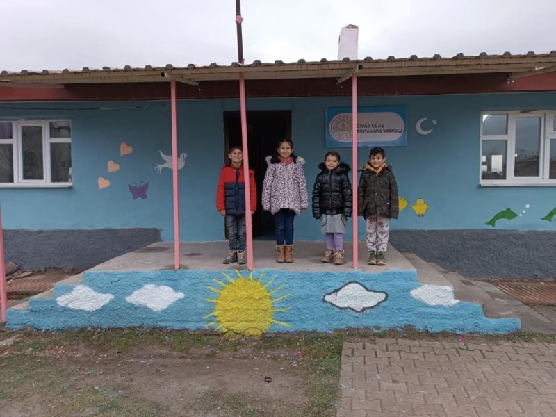 Gönüllü öğrenciler köy okulunu adeta masal evine çevirdiler