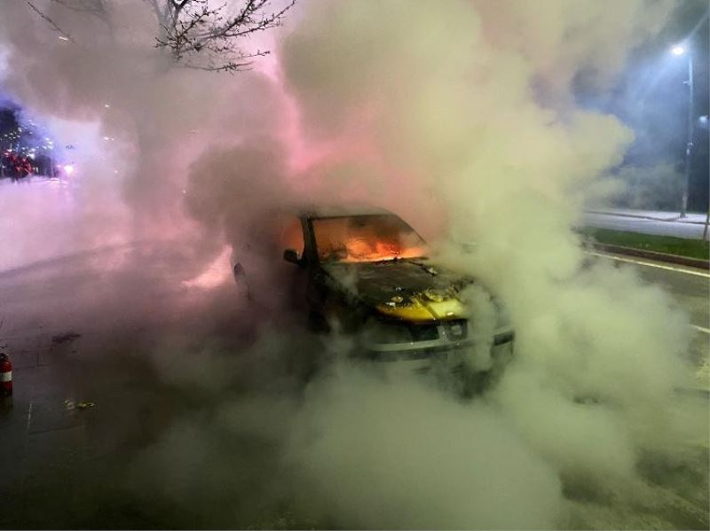 Hareket halindeki otomobil alev alev yandı