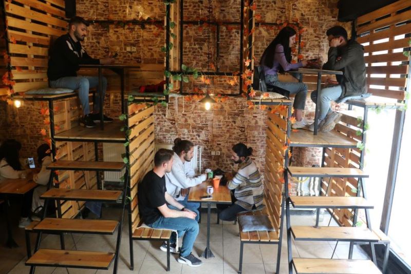 Karadeniz değil Sivas; Bu kafede müşteriler raflarda oturuyor