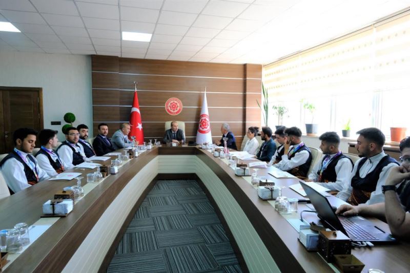 Kupaları Rektör Yıldız’a verdiler