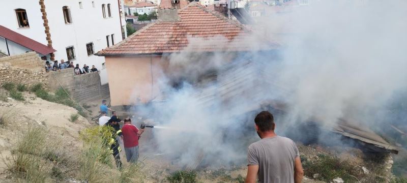 Musluk hortumu ile itfaiyeye destek verdi