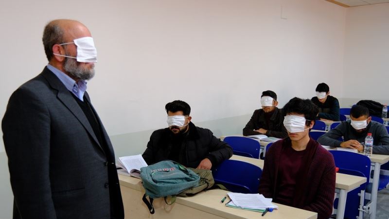 Maskelerle ağızlarını değil gözlerini kapattılar