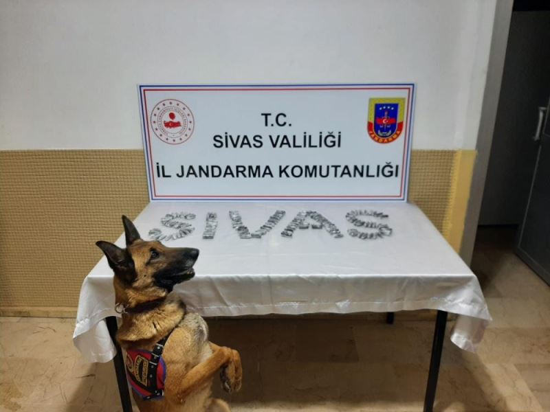 Midesinden 15 paket uyuşturucu çıktı