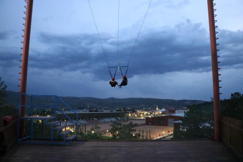 Nefes kesen dev salıncak, yürekleri ağza getiriyor