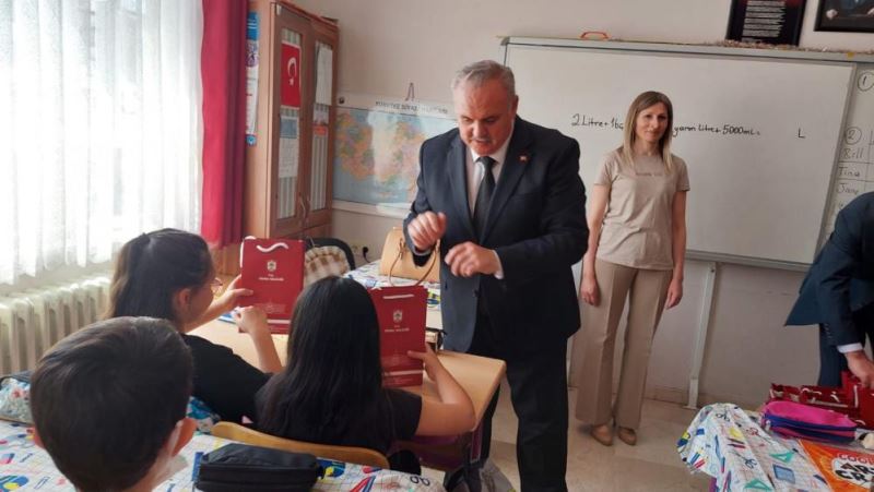 Öğrencilere diş fırçası ve macunu dağıtıldı