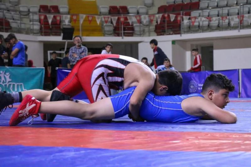 Pehlivanlar diyarı Sivas’ta minik pehlivanlar güreşti