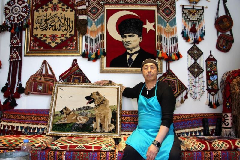 Ressamlara taş çıkartan tabloları, ilmek atarak işliyor