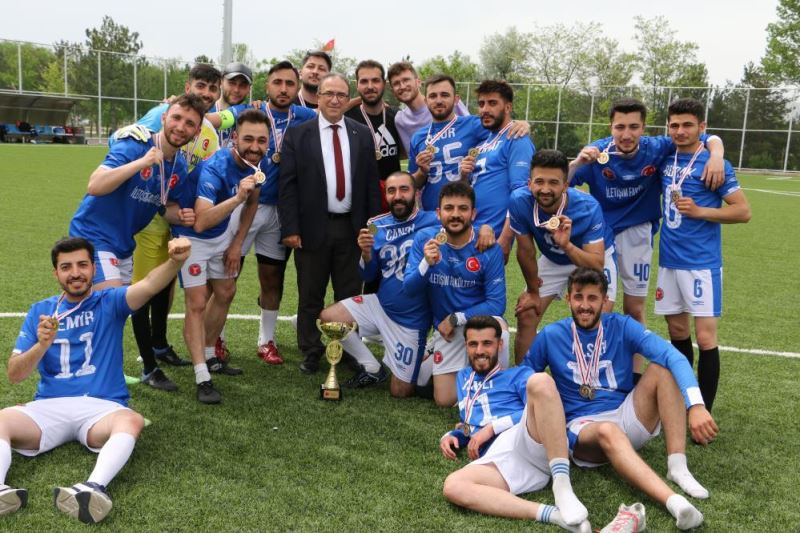 Şampiyonluk kupasını gazetecilik bölümü aldı