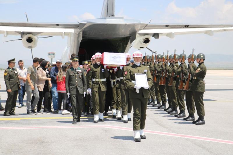 Şehit cenazesini havalimanında ailesi ve protokol karşıladı