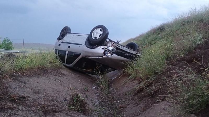 Hâkimiyetini kaybeden sürücü yağmur kanalına düştü