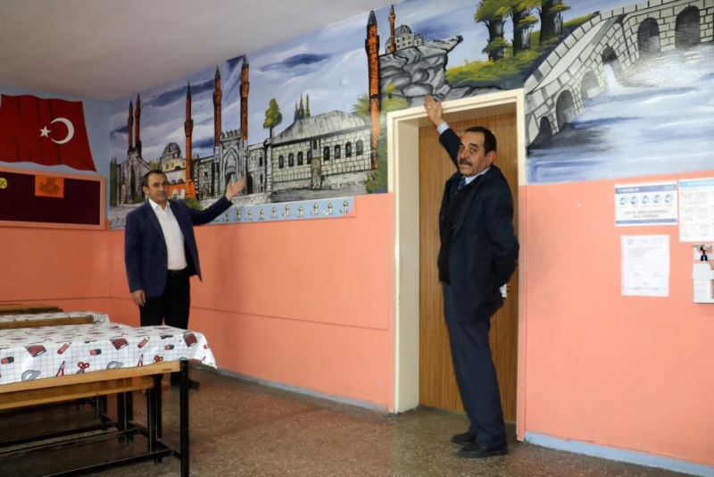 Sınıf duvarları tarihle renklendirildi