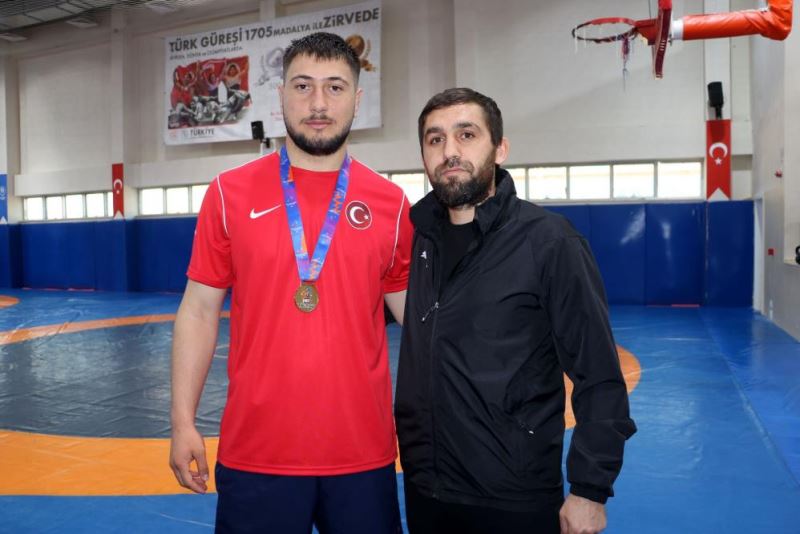 Sivaslı genç güreşçi olimpiyat şampiyonu oldu