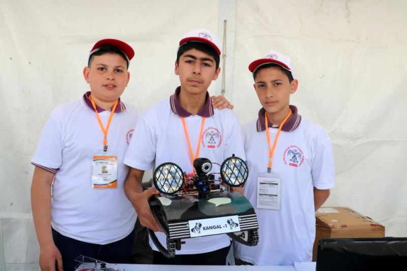 Sivaslı öğrenciler Kangal kadar sadık robot yaptı