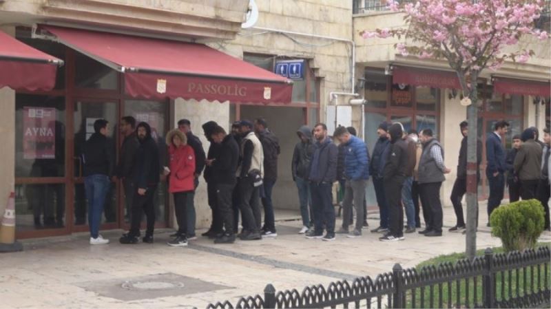 Sivasspor taraftarları bilet için toplandı