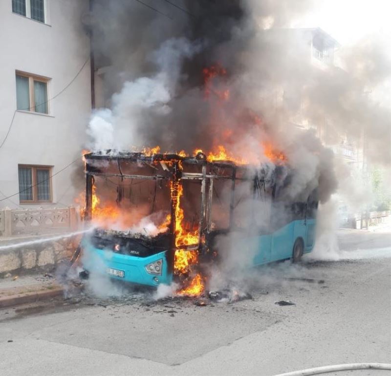 Sivas’ta halk otobüsü cayır cayır yandı