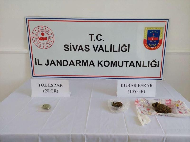 Sivas’ta narkotik köpekli şafak operasyonu