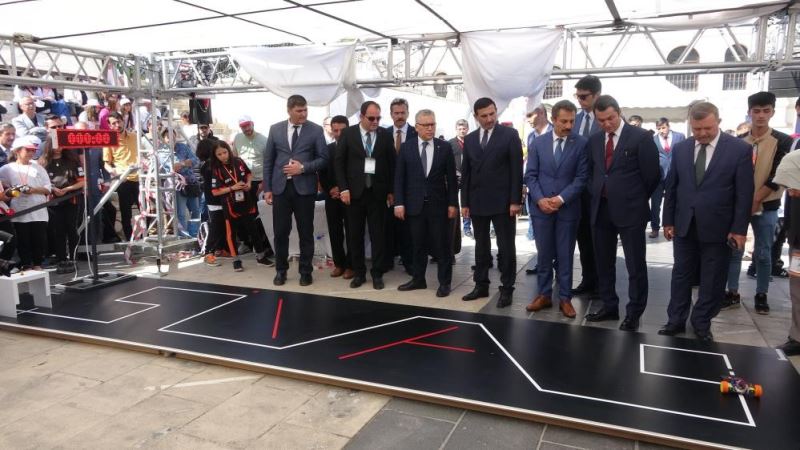 Sivas’ta öğrenciler yapay zeka ürünleri ve robotları yarıştırdı