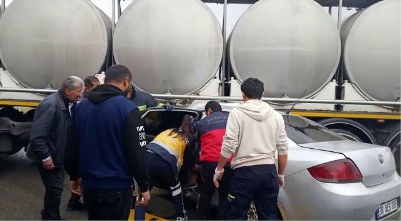 Sivas’ta otomobil tır dorsesine saplandı: 1’i ağır 3 yaralı